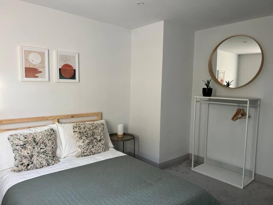 Contemporary, Stylish South Coast Home Poole Bagian luar foto